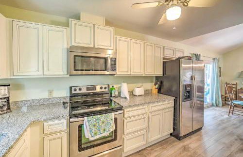 Oak Island Home with Yard Less Than 1 Mi to the Beach! - Foto 11