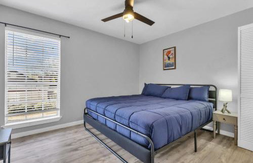 Peaceful 2BR Hideaway Close to Dining and Events - Photo 8