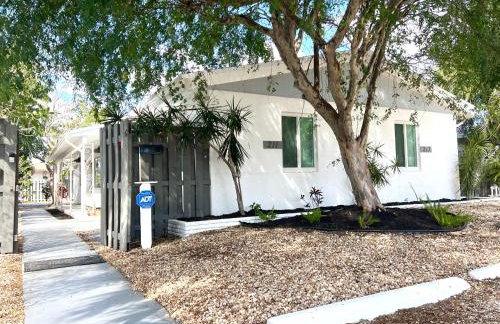 Stylish Tropical Key West Home - Private Yard, Free Parking & Laundry - Foto 1