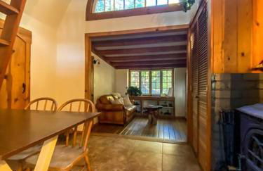 Wildland Zen Den Tiny House Retreat with Fireplace Grill AC Hammock Record Player Musical Instruments Pets OK - Foto 11