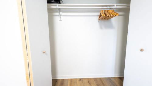 Walk to K-State - Cozy Manhattan Retreat - Foto 4, wardrobe