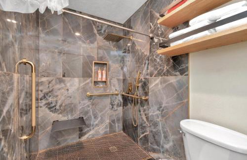 AccessibleGem 3BR Jacuzzi & Air Hockey Sleeps 13 Chinatown - Foto 15