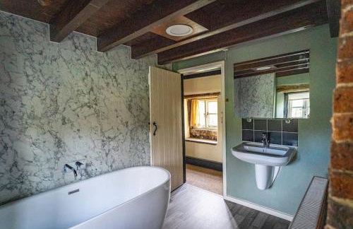 School House, cosy cottage for 12 with hot tub in the Peak District - Photo 42