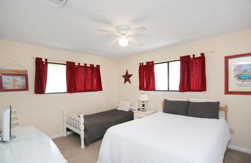 Woofs and Waves by Pristine Properties Vacation Rentals - Foto 40