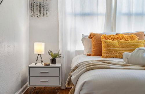 Tiny Home w MIL suite - 3 MI to DT - Foto 38