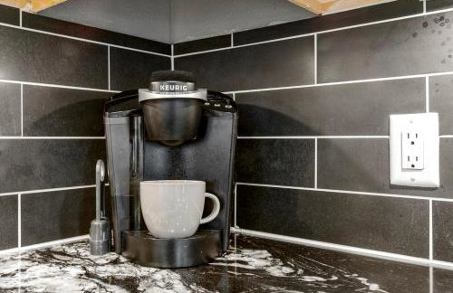 Relax And Sea NEW Luxury Canal-View Escape Gated Community Firepit and Decks - Foto 17