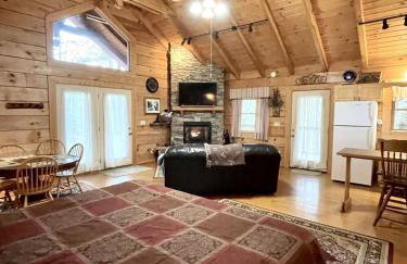 Romantic, pet friendly cabin with private hot tub, washer/dryer and full kitchen Studio Cabin by RedAwning - Foto 18
