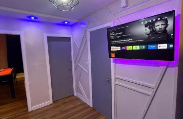 Luxury Modern Apartment, Sleeps 4 and Games Room - Photo 18
