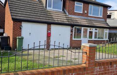 Family-Friendly Detached House Near Leeds and Bradford with Garden - Foto 40