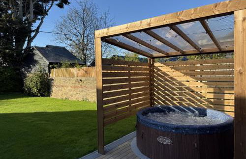 Charming cottage with hot tub & private garden - Photo 21