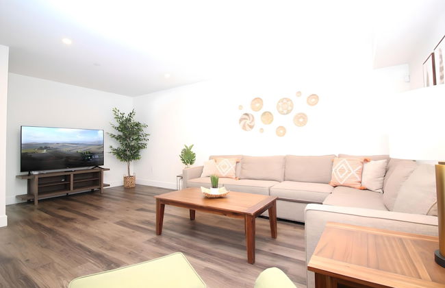 Los Angeles Deluxe Suites - 2 Bedrooms & 2 Bathrooms - Photo 4