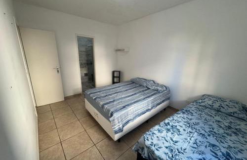 Apartamento enseada 500 metro da praia - Foto 1
