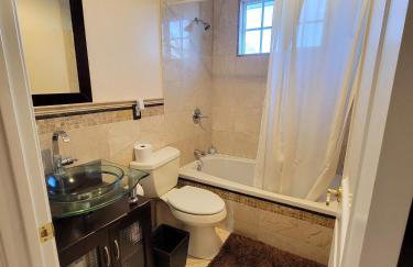 3 bedroom apartment by the MrC Hotel and 5 minutes to Rodeo Drive WiFi TV Patio walk to restaurants - Foto 15