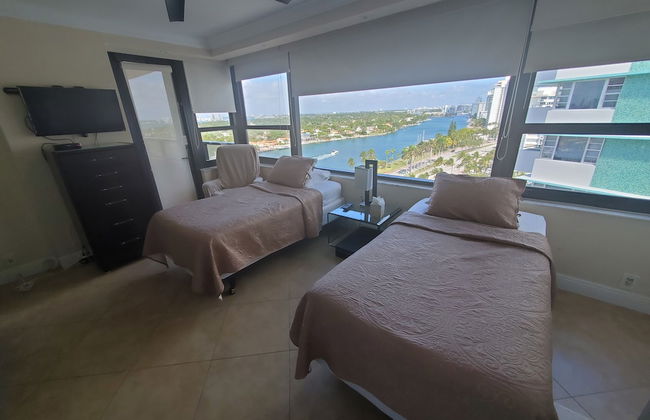 Alexander 1620 3 Bedroom Apts by RedAwning - Foto 5