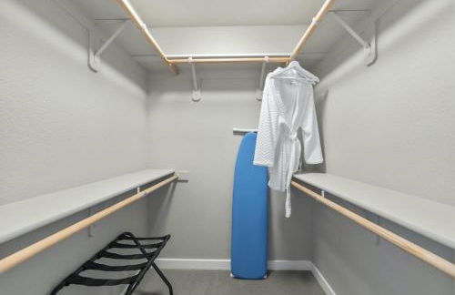 Designer Apt with Jacuzzi, Pool & Mountain Views - Foto 12