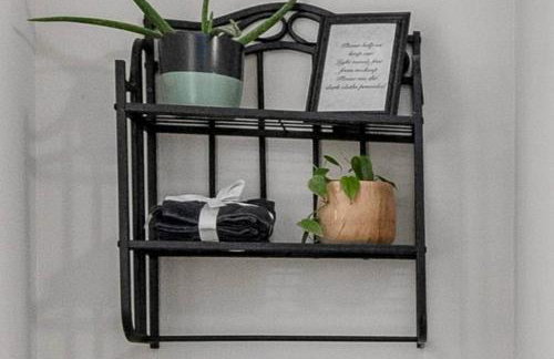 Quaint house, king bed 2min from down town - Photo 49