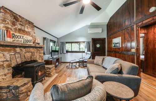 Walk to Barretts Park Wooded Cabin with Grill! - Foto 6