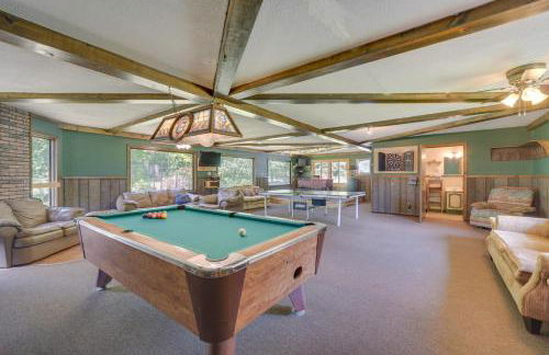 Spacious Winter Retreat with River Access and Kayaks! - Foto 1