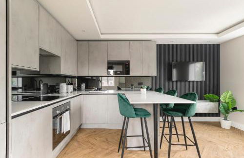 Skyvillion - COZY LARGE 4 & 1 Bed Apartments in London Enfield, Mins to Tube Station, Free Wi-Fi - Foto 3