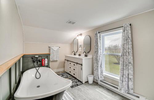 Auburn Finger Lakes Farmhouse with Open Views! - Foto 14