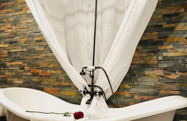 Private Cabin- Breakfast - Double Tub - 75in TV - SUP - Washer Dryer - BBQ - Photo 12