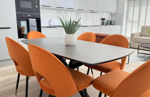 Elegant 2-Bed Apartment with AC, Sleeps 6, Free Parking, Netflix, WiFi, New build - Photo 15