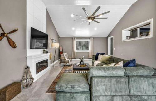 Swim and Relax In our Pool and Hot Tub and Recently Renovated - Foto 9