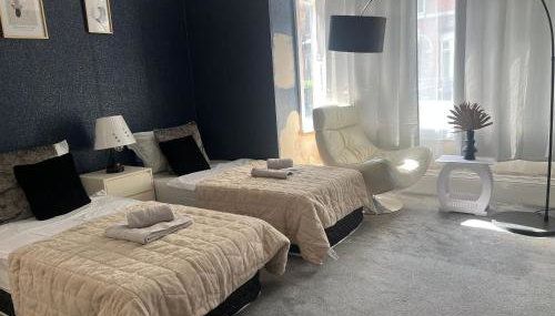 Large 7-Bed House Sleeps 14 FREE Parking ,Contractors & Groups Welcome - Foto 1