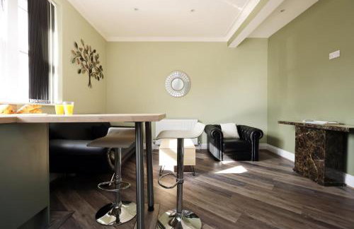 Modern Comfort 4 Bedrooms and Great Location - Foto 1