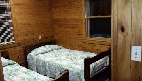 Charming Cabin Rental with Private Front Deck near Bangor, Maine - Foto 4