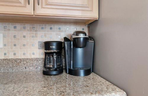 Sunrise beach views with top complex amenities and pool access! - Foto 34