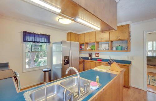 Near Edisto Beach State Park Home with Lanais! - Foto 10