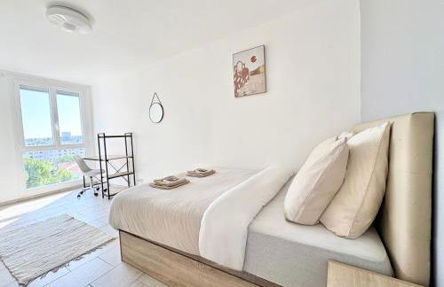 Comfortable and bright renovated 4-room apartment 5' downtown - Photo 12