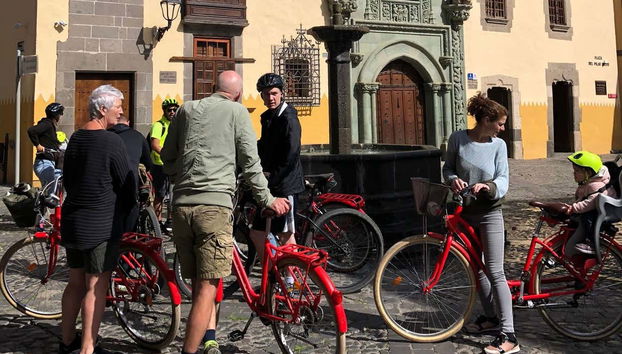 Pedalando em frente à Casa de Colón