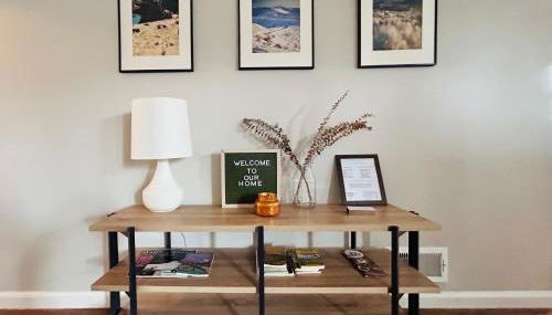 Celebration Chalet! Quant, cozy, a few blocks from BSU and close to downtown Boise, Fireplace, 4 beds, and seating for 6 Pets Welcome! - Photo 4, Other