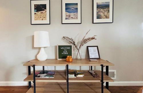 Celebration Chalet! Quant, cozy, a few blocks from BSU and close to downtown Boise, Fireplace, 4 beds, and seating for 6 Pets Welcome! - Photo 4