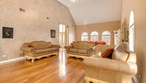 Hot Tub and Sauna Hoffman Estates Villa in Elgin! - Foto 2