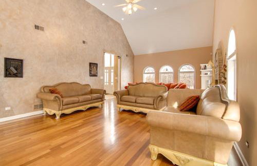 Hot Tub and Sauna Hoffman Estates Villa in Elgin! - Foto 2