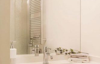 Two Bedroom Luxury Apartment - Balcony with View of Notre Dame - Photo 27