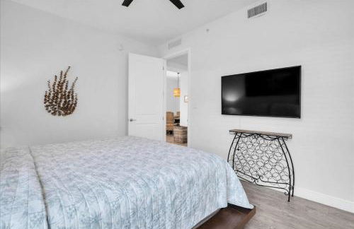 Latitude Adjustment Penthouse by Coastal Chic - Foto 21