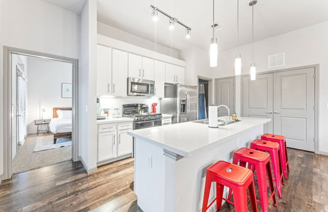 Cozy 2BR Suite Close to Downtown w Fast Wifi - Foto 9