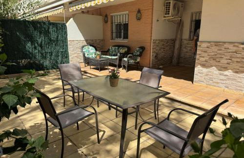 Bonito apartamento con jardín, piscina y aparcamiento gratuito - Photo 1