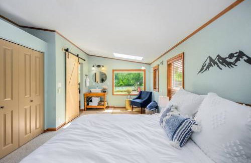 Riverfront Paradise w/ Hot Tub--Little River House - Foto 30