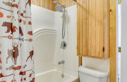 Hike, Fish and Explore Family Cabin in Sulphur! - Foto 19