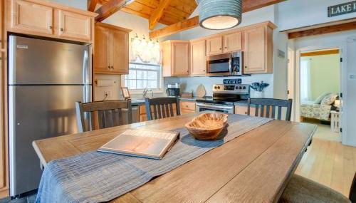 Cozy Tuftonboro Home with Deck - Walk to Beaches! - Foto 2