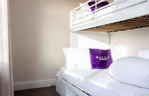 Detached House In Prestwich Sleeps 10 with Parking - Foto 42