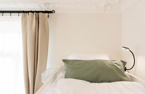 Charaktervolle 122qm Altbau-Ferienwohnung mit Stuck, viel Platz für Familien & Gruppen bis zu 8 Personen, Parkplatz inklusive - Photo 47