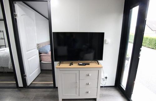 Sunset Retreat Cabin, Private Hot Tub with Mini Cinema Projector & Garden views - Foto 70