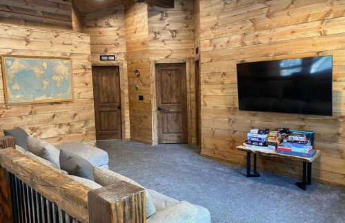 One of a Kind Cabin, Covered Deck, Spa, and Games - Foto 38