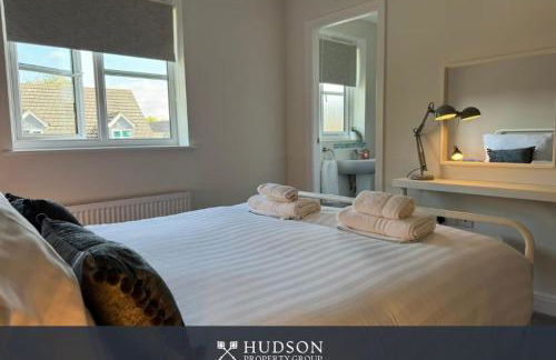 Spacious Townhouse with Garden - Photo 11